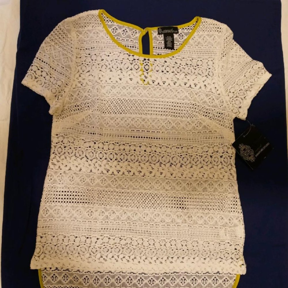 NWT signature studio size M s/s white lace top w/ lime trim.
